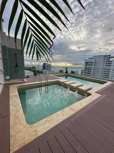 Бассейн в Exclusivo apto con vista al mar a 5 min del centro histórico или поблизости