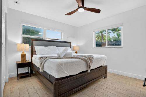 Ένα ή περισσότερα κρεβάτια σε δωμάτιο στο Heated Pool Home - Mini Golf & Soccer & Firepit