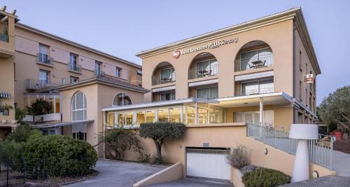 una representación del frente de un edificio en Best Western Plus Sanary, en Sanary-sur-Mer