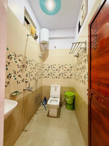 a bathroom with a toilet and a sink at ATULYAM STAYs PREMIUM in Ayodhya