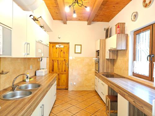 Kuchyň nebo kuchyňský kout v ubytování Villa Jolanta