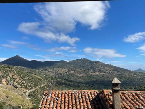 a roof of a building with mountains in the background at Casa vacanze di Angelo in Isnello