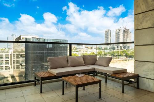 バト・ヤムにあるOַ&O Group- Luxury Tower 3BR Beach View High Floorの市街の景色を望むバルコニー(ソファ付)
