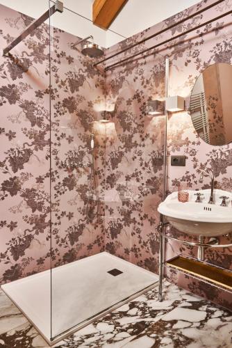 a bathroom with a sink and a shower at Corte degli OstiNati in Variano