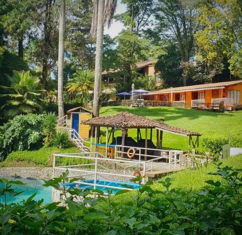 サンタ・ロサ・デ・カバルにあるEcohotel Villa Carolineのリゾート(プール、プレイグラウンド付)