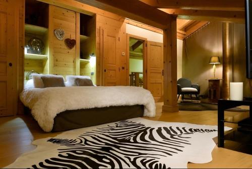 a room with a bed with a zebra rug at Chalet Luxury 5-Les Gets-Luxe-confort-jacuzzi-à 400 m des pistes et vue montagne Mont Chéry in Les Gets