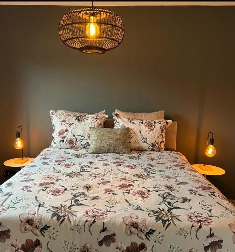 ein Schlafzimmer mit einem großen Bett, das mit Blumen bedeckt ist in der Unterkunft Doris in Tielt