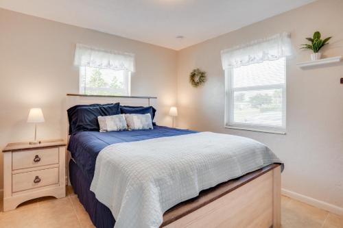 Ένα ή περισσότερα κρεβάτια σε δωμάτιο στο Relax in Hot Tub, Walk to Springs North Port Home