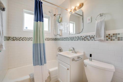 Ένα μπάνιο στο Relax in Hot Tub, Walk to Springs North Port Home