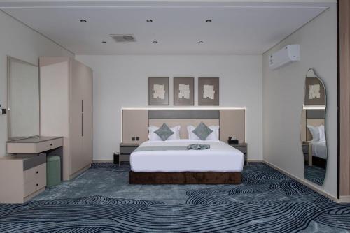 メディナにあるلفيف ريزيدنس - Lafif Residenceの大きな白いベッドと鏡のある寝室