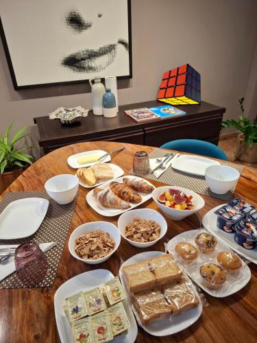 uma mesa coberta com pratos e tigelas de comida em Manfredi ristorante con alloggio em Romentino