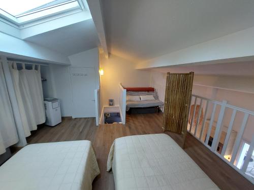 un salon avec un lit et une fenêtre dans l'établissement Bormes les Mimosas, Hameau de Cabasson, à 400m de la mer et du fort de Bregançon, Villa classée 3 étoiles, de 2 à 8 personnes, à Bormes-les-Mimosas