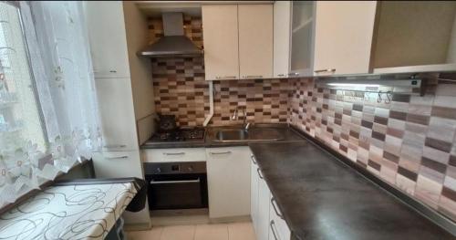 Kuchyň nebo kuchyňský kout v ubytování Центр города, Аг Шехер Бульвар