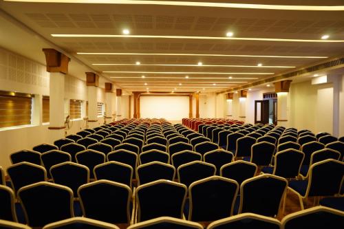 Una habitación vacía con sillas en un edificio. en Sathya Inn Guruvayur, en Trichūr