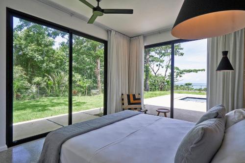 Postel nebo postele na pokoji v ubytování Villa Alba Malpais 4ensuite rooms ocean view by Sea N Sun