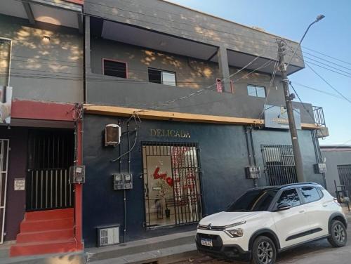 een witte SUV geparkeerd voor een gebouw bij Comfortable studio in an excellent location in Macapá