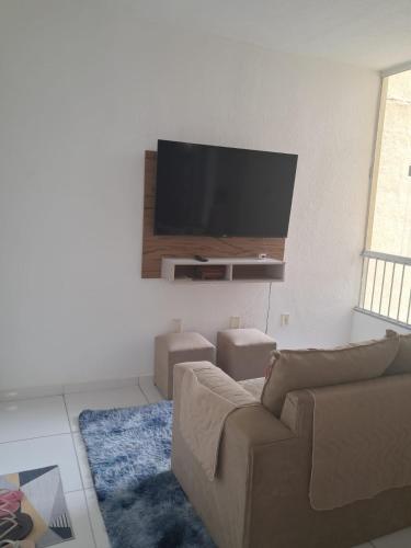 un soggiorno con divano e TV a schermo piatto di Meu aconchego a Belém