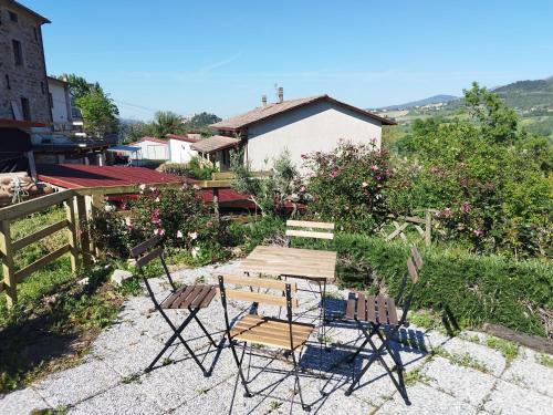 a group of chairs and a table in a yard at Villetta Vittoria Country House. La depandance in Pennabilli