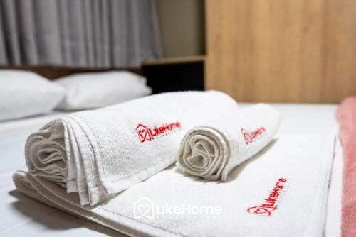 a pile of towels sitting on top of a bed at Edifício MOVE Novo- Tambaú in Tambaú