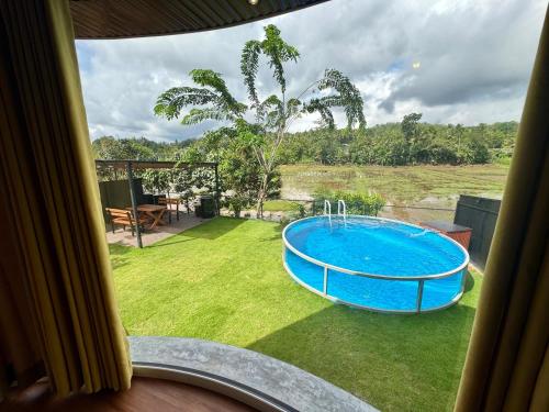 a large blue tub sitting on the grass in a yard at The Glamp - Homagama in Talagala