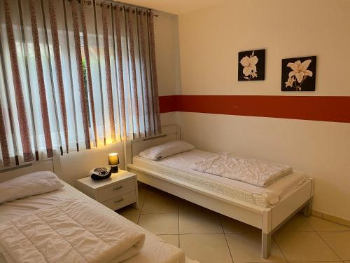 Habitación con 2 camas y ventana con en Sternenhimmel, en Wangerland