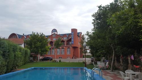 The swimming pool at or close to Hotel Satelit Kumanovo