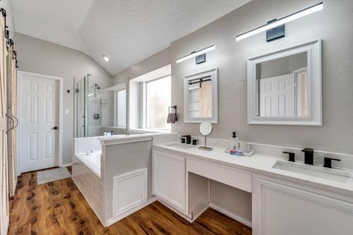 Koupelna v ubytování 6 Bedroom Home with Pool, Centrally Located