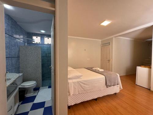 ein Schlafzimmer mit einem Bett, einer Dusche und einem WC in der Unterkunft Hospedar Imperial in Campina Grande