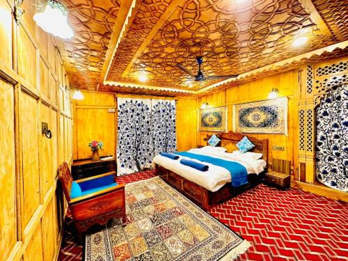 een slaapkamer met een bed in een kamer bij Floating Luxury Group Of Houseboats in Srinagar