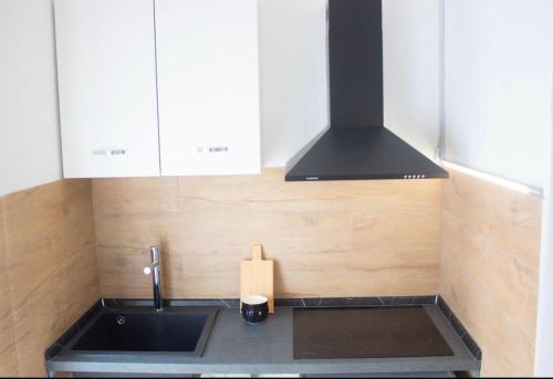 una cucina con lavello e fornello di AriaHome a Milano