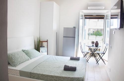 una camera da letto con un letto grande e un tavolo di AriaHome a Milano