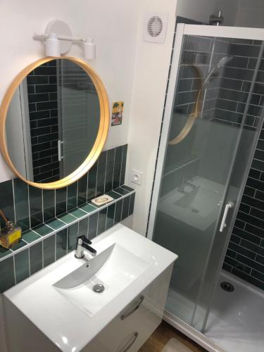 Et badeværelse på Cottage refait à neuf en octobre 2025 dans villages vacances Fougeres villages sous les pins pas de draps serviettes dans le logement ménage à vous de le faire obligatoirement