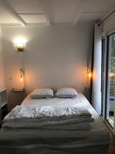 En eller flere senge i et værelse på Cottage refait à neuf en octobre 2025 dans villages vacances Fougeres villages sous les pins pas de draps serviettes dans le logement ménage à vous de le faire obligatoirement