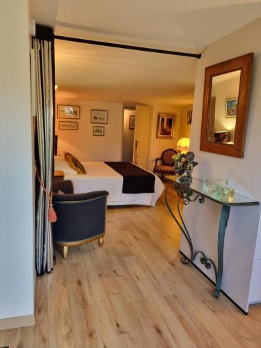 een hotelkamer met een bed en een bureau bij le Jardin in Dinard