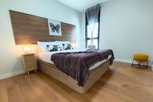 ein Schlafzimmer mit großem Bett und Fenster in der Unterkunft A485B Beach in Las Palmas de Gran Canaria