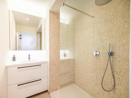 a bathroom with a shower and a sink at Sable dArgent in Galopen