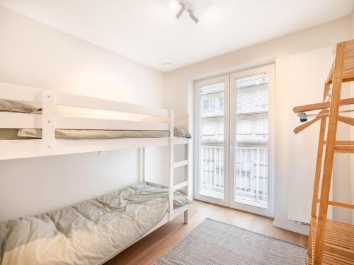 a bedroom with bunk beds and a window at Sable dArgent in Galopen