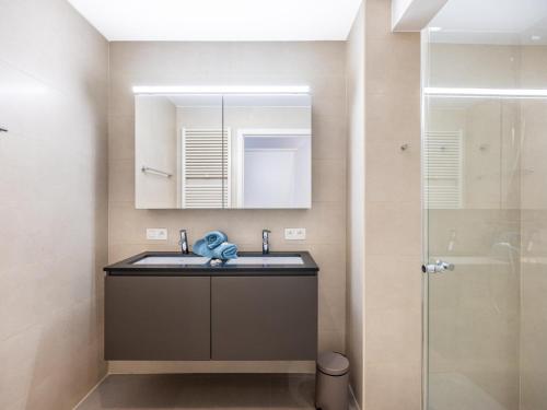 a bathroom with a sink and a shower at Seawhisper in Galopen