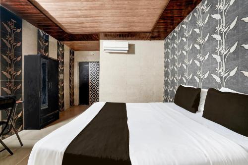 Postel nebo postele na pokoji v ubytování Hotel O Hindon Airport Ghaziabad