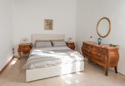 Säng eller sängar i ett rum på La cartolina di Napoli