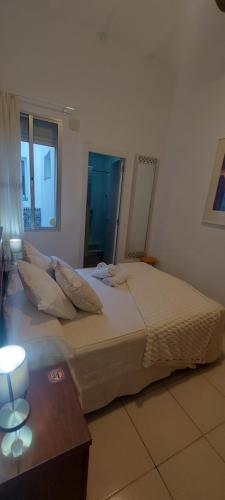 Postel nebo postele na pokoji v ubytování Típica casa sevillana en el barrio de Triana