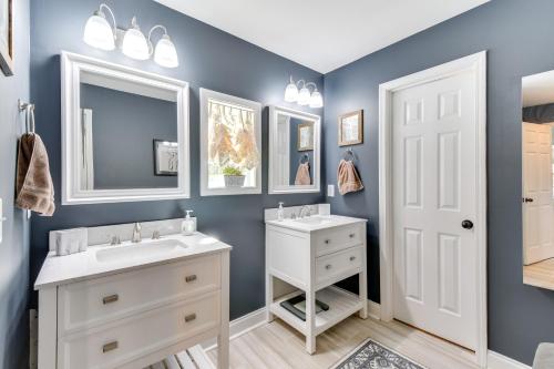 Koupelna v ubytování Explore Historic North Georgia! Group-Ready Escape