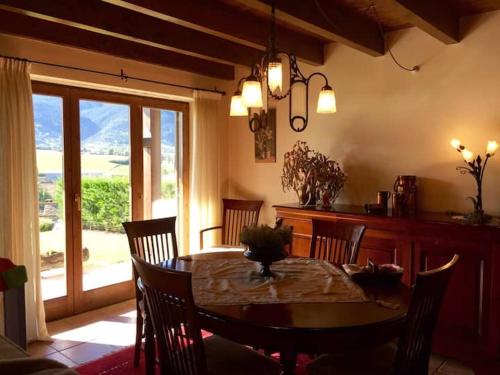 une salle à manger avec une table et des chaises et une fenêtre dans l'établissement Apartamento en Das, à Das