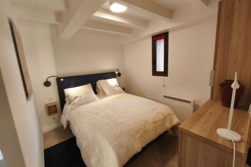 Ένα ή περισσότερα κρεβάτια σε δωμάτιο στο Beautiful renovated chalet at the foot of the Roubion slopes