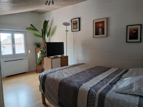 Ένα ή περισσότερα κρεβάτια σε δωμάτιο στο Les Fougères