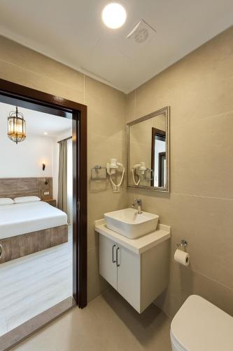 Ένα μπάνιο στο Avelyn Hotel