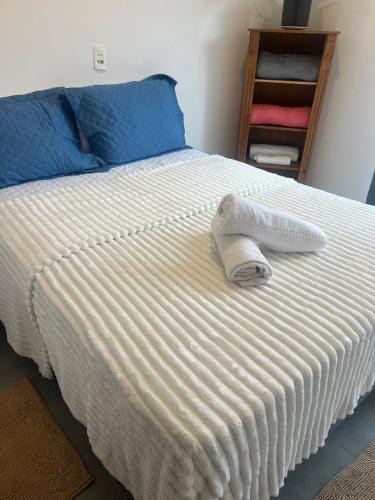 Ένα ή περισσότερα κρεβάτια σε δωμάτιο στο Residencial da Ju - Apt 03