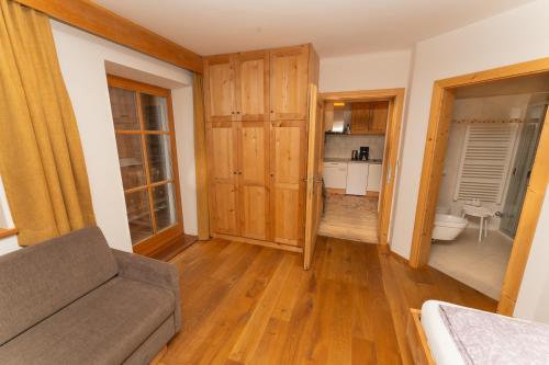 a living room with a couch and a kitchen at Untergisserhof in Sesto