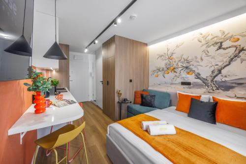 una camera da letto con un letto grande, un tavolo e delle sedie di Emihouse Rubikon Apartments a Rzeszów