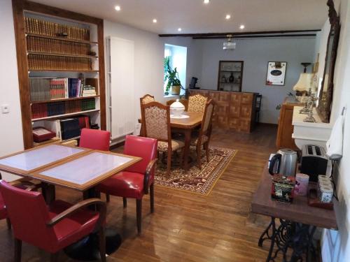 Un comedor con mesa y sillas en Maïstine, en Dancevoir